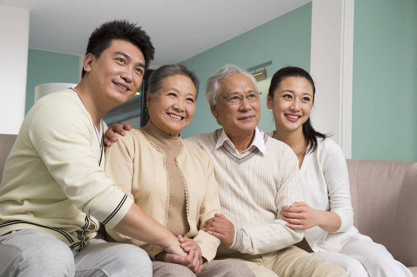 东方人,老年人,四个人,家庭,夫妻,客厅,坐,握手,笑,微笑,露齿笑,横图,室内,白天,正面,衬衫,爱情,沙发,亚洲,一排,服装,整齐,眼镜,墙,浪漫,注视,休闲装,黄种人,墙壁,墙面,排列,衣服,观察,看,休闲,温暖,温馨,一家人,休闲服,恩爱,恋人,服饰,观看,老花镜,和睦,察看,起居室,队列,关注,布艺沙发,客堂,远视眼镜,老年男性,老年女性,男人,男性,年轻女性,女人,女性,中年男性,亚洲人,夫妇,情侣,搀手,拉手,手拉手,手握手,坐着,半身,彩图,衬衣,伴侣,融洽