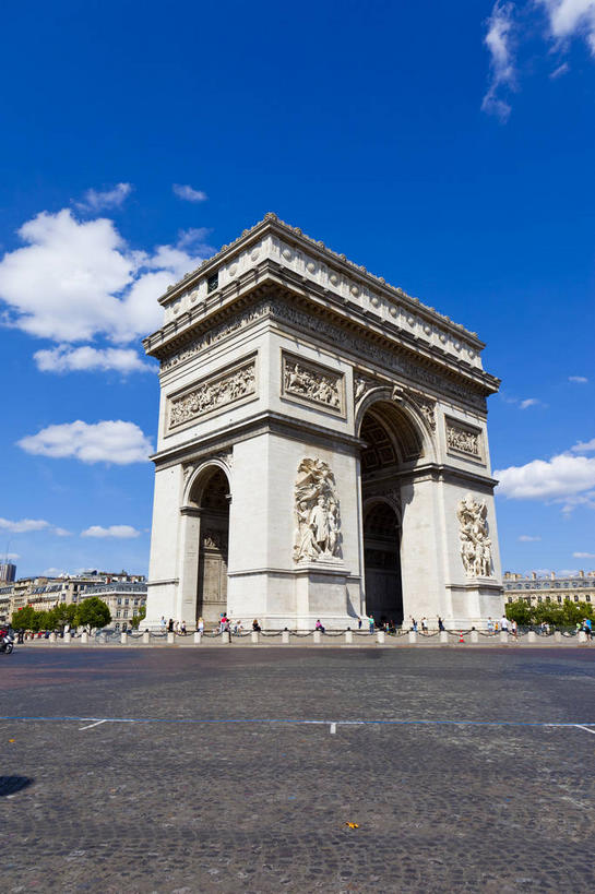 无人,竖图,室外,白天,仰视,旅游,度假,名胜古迹,植物,门,标志建筑,地标,建筑,雕塑,法国,凯旋门,巴黎,欧洲,阴影,遗迹,艺术,装饰,光线,雕刻,雕像,影子,云,云朵,拱门,首都,云彩,古迹,文物,娱乐,建设,古建筑,石雕,树,树木,蓝色,绿色,白云,蓝天,天空,阳光,自然,工艺品,门框,天,享受,休闲,旅游胜地,放松,生长,晴朗,成长,纪念,美术,西欧,法兰西,主题,巴黎凯旋门,陈列,古文明,法兰西共和国,功能,美学,法兰西第五共和国,法兰西岛,法兰西岛大区,晴空,彩图,低角度拍摄,巴黎省,巴黎市,巴黎大凯旋门,雄师凯旋门