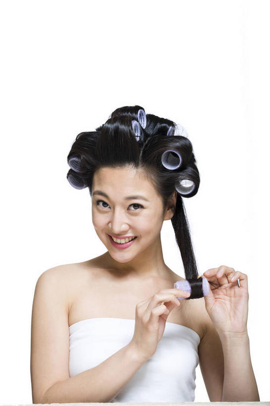 东方人,一个人,笑,微笑,露齿笑,竖图,室内,白天,白色背景,正面,亚洲,仅一个年轻女性,仅一个女性,仅一个人,握,服装,拿,拿着,注视,黄种人,衣服,白色,黑色,抹胸,观察,看,握着,摄影,服饰,影棚,观看,卷发棒,卷发器,察看,衣着,穿着,关注,摄影棚,烫发器,衣饰,塑料卷发棒,年轻女性,女人,女性,亚洲人,长发,卷发,半身,彩图,影棚拍摄,拍摄