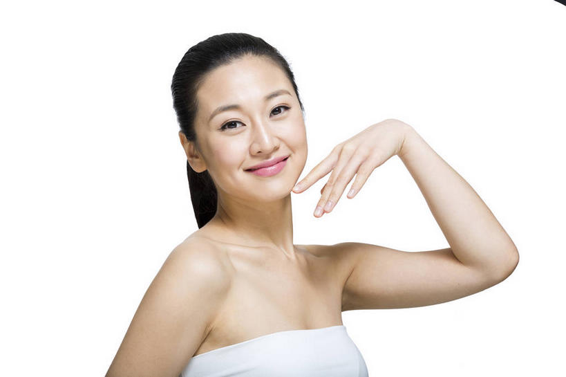 东方人,一个人,笑,摸,微笑,横图,室内,白天,白色背景,侧面,化妆,美容,亚洲,仅一个年轻女性,仅一个女性,仅一个人,抚摸,护肤,服装,扭头,注视,黄种人,衣服,白色,黑色,抹胸,观察,看,转头,保养,享受,休闲,放松,保健,摄影,服饰,影棚,观看,察看,马尾辫,衣着,穿着,关注,摄影棚,养颜,衣饰,年轻女性,女人,女性,亚洲人,直发,触摸,接触,半身,彩图,影棚拍摄,拍摄,发