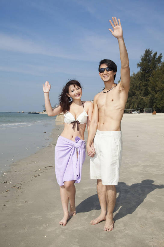 东方人,两个人,站,举,握手,笑,微笑,露齿笑,竖图,室外,白天,正面,泳装,比基尼,爱情,海浪,海洋,沙滩,植物,亚洲,一副,阴影,短裤,裤子,光线,墨镜,沙子,眼镜,影子,海岸,浪花,云,云朵,沙地,浪漫,云彩,挥手,注视,黄种人,再见,裸露,树,树木,蓝色,绿色,白云,蓝天,天空,阳光,自然,海水,太阳镜,太阳眼镜,天,观察,看,手势,托,站着,招手,温暖,温馨,遮阳镜,恩爱,沙滩裤,恋人,生长,晴朗,成长,告别,观看,和睦,察看,关注,裸,摆动,海景,离别,辞行,男人,男性,年轻男性,年轻女性,女人,女性,亚洲人,情侣,大海,风浪,海,海水的波动,海滩,近岸浪,涌浪,晴空,搀手,举起,举手,举着,拉手,手搀手,手拉手,手牵手,手握手,向上举,向上伸,向上托,站立,彩图,全身,三点式,泳衣,伴侣,融洽,打手势