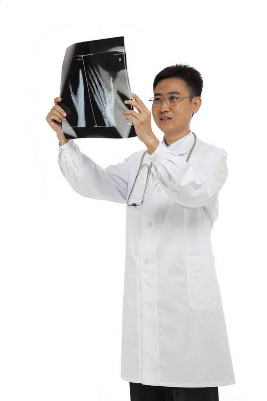 东方人,一个人,医生,站,竖图,x光片,室内,白天,白色背景,正面,工作服,制服,亚洲,仅一个男性,仅一个人,一副,握,服装,辐射,科学,医学,眼镜,拿,拿着,注视,黄种人,仅一个年轻男性,衣服,白色,听诊器,观察,看,站着,医护人员,医疗人员,握着,摄影,服饰,影棚,观看,察看,医疗,医疗设备,科学技术,x射线,衣着,白大褂,穿着,关注,摄影棚,医疗器械,x光,医疗工具,近视眼镜,工作制服,衣饰,检测工具,男人,男性,年轻男性,亚洲人,大夫,站立,半身,彩图,影棚拍摄,工作套服,拍摄,电磁波,电磁辐射