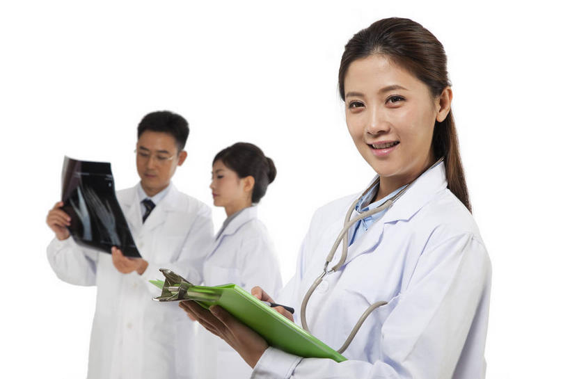 东方人,三个人,伙伴,朋友,医生,站,笑,微笑,露齿笑,横图,x光片,室内,白天,白色背景,正面,工作服,制服,友谊,合作,团队,亚洲,握,服装,辐射,科学,医学,材料,档案,文件,纸,拿,拿着,注视,黄种人,衣服,绿色,白色,手稿,听诊器,资料,观察,记录,看,站着,医护人员,医疗人员,战略,握着,摄影,服饰,影棚,观看,证明,察看,医疗,医疗设备,科学技术,x射线,衣着,白大褂,穿着,关注,摄影棚,文档,医疗器械,x光,医疗工具,记载,联合,合谋,工作制服,衣饰,记实,纪录,检测工具,配合,协作,男人,男性,年轻女性,女人,女性,中年男性,亚洲人,大夫,站立,半身,彩图,影棚拍摄,工作套服,拍摄,病历,病历卡,电磁波,电磁辐射