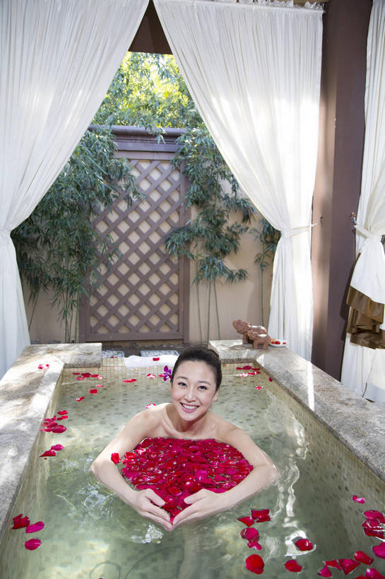 东方人,一个人,坐,笑,微笑,露齿笑,竖图,俯视,室内,白天,爱情,幸福,纯洁,热情,温泉,植物,雾,窗帘,玫瑰,亚洲,仅一个年轻女性,仅一个女性,仅一个人,沸腾,装饰,盛开,蒸汽,玫瑰花,水蒸气,雾气,浪漫,花蕾,注视,黄种人,花,花瓣,花朵,鲜花,树,树木,红色,绿色,自然,帘子,浴缸,花苞,花蕊,观察,看,温暖,温馨,遮阳,恩爱,泉水,红玫瑰,生长,温和,成长,观看,华丽,修饰,气体,点缀,和睦,察看,关注,感动,卫浴设备,蒸发,衬托,美观,雅致,雅观,尊敬,地热,水管装置,天真,刺玫花,徘徊花,年轻女性,女人,女性,亚洲人,坐着,彩图,高角度拍摄,全身,融洽