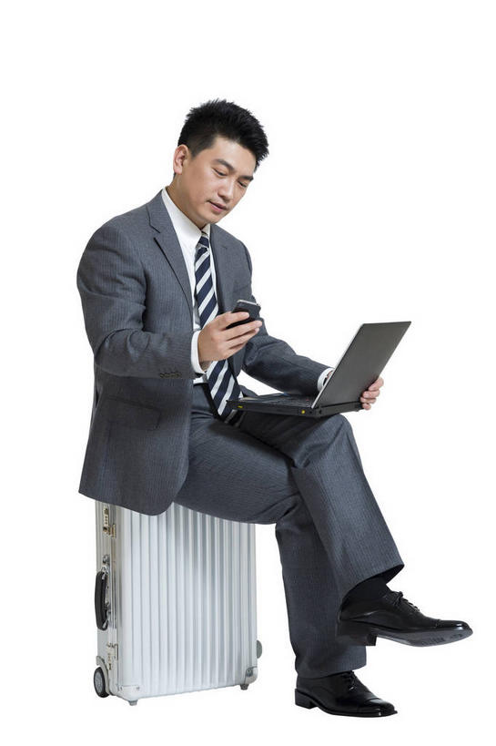 东方人,一个人,商务人士,商务男性,坐,打电话,竖图,室内,白天,白色背景,侧面,衬衫,电脑,笔记本电脑,电话,手机,亚洲,仅一个男性,仅一个人,握,套装,网络,拉杆箱,旅行箱,领带,二郎腿,拿,拿着,注视,黄种人,通讯设备,仅一个年轻男性,行李箱,箱子,观察,看,握着,摄影,影棚,观看,出差,一台,察看,无线,象征,庄重,关注,摄影棚,通信设备,商务装,身份,无线网络,无线上网,便携式电脑,工薪阶层,智能手机,一部,正式,地位,交流,手提电脑,男人,男性,年轻男性,亚洲人,白领,上班族,沟通,通话,坐着,彩图,全身,影棚拍摄,衬衣,旅行,拍摄,苹果手机