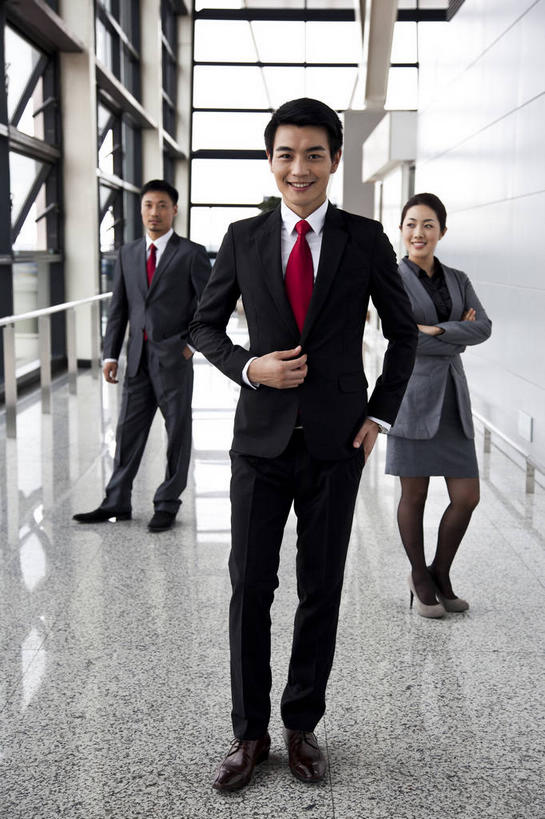 东方人,三个人,同事,商务人士,商务男性,商务女性,机场,站,笑,双手交叉,微笑,露齿笑,竖图,室内,白天,正面,衬衫,成功,合作,团队,集体,信心,窗户,落地窗,飞机场,亚洲,阴影,套装,反射,瓷砖,地砖,影子,墙,领带,地面,注视,黄种人,大厅,队伍,玻璃窗,墙壁,墙面,红色,观察,看,站着,观看,察看,领导,双手抱胸,象征,庄重,成就,关注,商务装,身份,手插袋,单手插袋,合伙,领袖,工薪阶层,单手抄兜,单手放兜,正式,地位,男人,男性,年轻男性,年轻女性,女人,女性,亚洲人,白领,上班族,航空站,空港,插兜,手插兜,手放口袋,站立,彩图,全身,衬衣,手抄兜