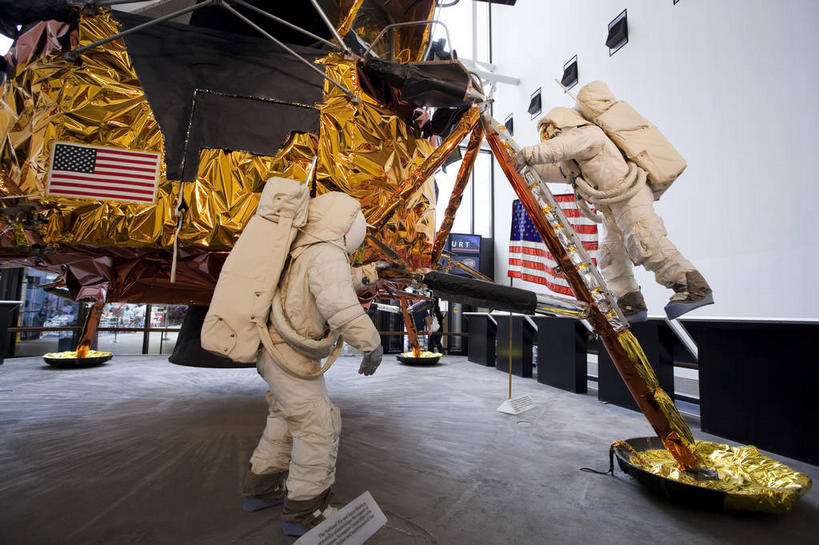 西方人,无人,两个人,博物馆,站,横图,室内,白天,侧面,旅游,度假,安全,标志建筑,地标,建筑,旗帜,国旗,帽子,雕塑,欧洲,美国,欧洲人,宇航服,研究,艺术,装饰,雕刻,雕像,头盔,防护,首都,教育,娱乐,建设,靴子,星条旗,安全帽,手套,工艺品,站着,享受,休闲,旅游胜地,放松,美国国旗,纪念,展览,保护,美术,北美,北美洲,欣赏,主题,美洲,保险,陈列,华盛顿特区,华盛顿哥伦比亚特区,华府,功能,美学,北亚美利加洲,亚美利加洲,保全,周全,安稳,安定,防护手套,典藏,国家航空航天博物馆,美国国家航空航天博物馆,平安,男人,男性,中年男性,白种人,旗,站立,彩图,全身,美利坚合众国国旗,航天服,压力服,宇宙服,美利坚合众国,白色人种,高加索人种,欧罗巴人种