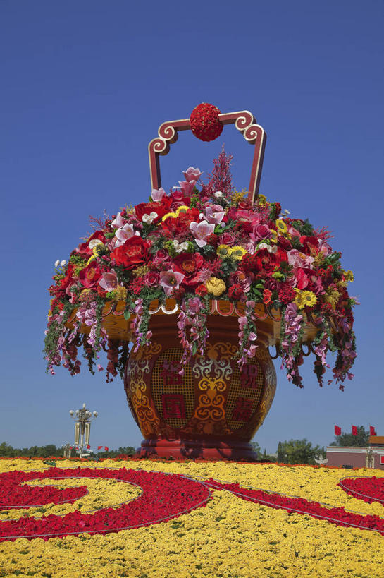 无人,交叉,竖图,室外,白天,仰视,度假,花海,花圃,美景,植物,城市风光,城市,竹子,叶子,北京,天安门广场,中国,亚洲,阴影,竹制,盛开,编织,光线,篮子,影子,景观,首都,花蕾,娱乐,花,花瓣,花朵,花卉,鲜花,黄色,红色,蓝色,绿色,蓝天,天空,阳光,竹篮,花丛,花束,花田,天,花苞,花蕊,享受,休闲,景色,放松,晴朗,竹条,交织,竹制品,东亚,万里无云,中华人民共和国,东城区,北京市,京,北平,华北地区,穿插,晴空,晴空万里,彩图,低角度拍摄
