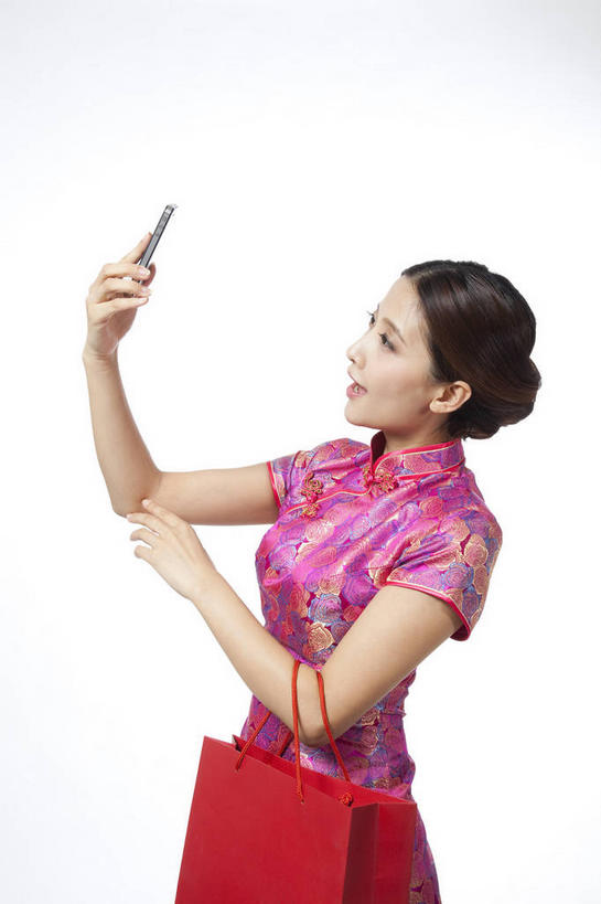 东方人,一个人,站,笑,打电话,微笑,露齿笑,竖图,室内,白天,白色背景,侧面,民族服装,购物,消费,袋子,电话,手机,亚洲,仅一个年轻女性,仅一个女性,仅一个人,握,旗袍,包装袋,手提袋,购物袋,拿,拿着,注视,黄种人,文化,通讯设备,粉色,观察,看,站着,握着,金融,摄影,影棚,观看,察看,购买,关注,中国文化,摄影棚,贸易,一部,交流,年轻女性,女人,女性,亚洲人,沟通,通话,站立,半身,彩图,影棚拍摄,传统服装,民俗服,拍摄,传统文化