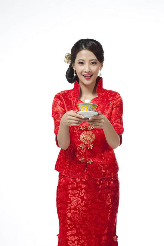 东方人,一个人,站,笑,微笑,竖图,室内,白天,白色背景,正面,民族服装,杯子,亚洲,仅一个年轻女性,仅一个女性,仅一个人,握,旗袍,陶瓷,陶瓷制品,拿,拿着,注视,黄种人,文化,装饰品,一个,红色,耳环,饰品,首饰,水杯,观察,看,站着,握着,摄影,影棚,单个,观看,察看,关注,中国文化,摄影棚,耳饰,年轻女性,女人,女性,亚洲人,茶杯,站立,半身,彩图,影棚拍摄,传统服装,民俗服,拍摄,传统文化