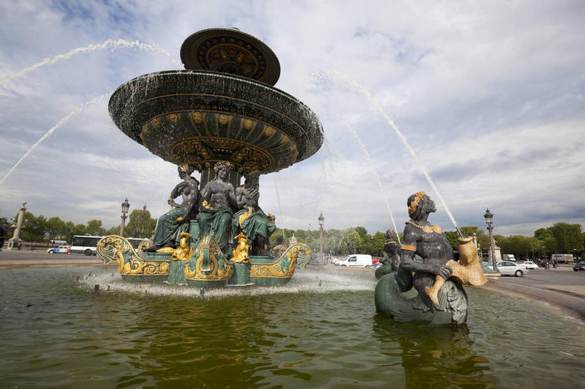 无人,广场,横图,室外,白天,仰视,旅游,度假,美景,水,植物,城市风光,标志建筑,城市,地标,建筑,喷泉,雕塑,法国,巴黎,欧洲,阴影,飞溅,艺术,装饰,溅,光线,雕刻,雕像,液体,影子,景观,水滴,云,云朵,首都,云彩,文化,娱乐,建设,水珠,树,树木,蓝色,绿色,白云,蓝天,天空,阳光,自然,工艺品,天,品味,享受,休闲,景色,放松,生长,晴朗,成长,纪念,美术,西欧,喷洒,法兰西,主题,水景,陈列,法兰西共和国,协和广场,功能,美学,美观,法兰西第五共和国,巴黎协和广场,法兰西岛,法兰西岛大区,设计,晴空,彩图,低角度拍摄,巴黎省,巴黎市
