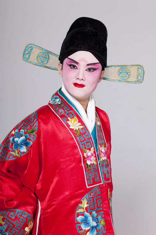 东方人,一个人,演员,站,竖图,室内,白天,正面,民族服装,化妆,帽子,亚洲,仅一个男性,仅一个人,表演,灰色背景,服装,注视,黄种人,文化,扮演,仅一个年轻男性,衣服,红色,黑色,彩妆,观察,看,站着,摄影,服饰,影棚,观看,察看,生,演出,衣着,穿着,关注,中国文化,摄影棚,戏剧,表演服,演出服,京剧,戏曲,国粹,皮黄,一顶,衣饰,道具服,男人,男性,年轻男性,亚洲人,站立,半身,彩图,影棚拍摄,传统服装,民俗服,拍摄,京剧服饰,国剧,京戏,平剧,中国戏曲,传统文化,舞台妆,京剧演员,角色,小生