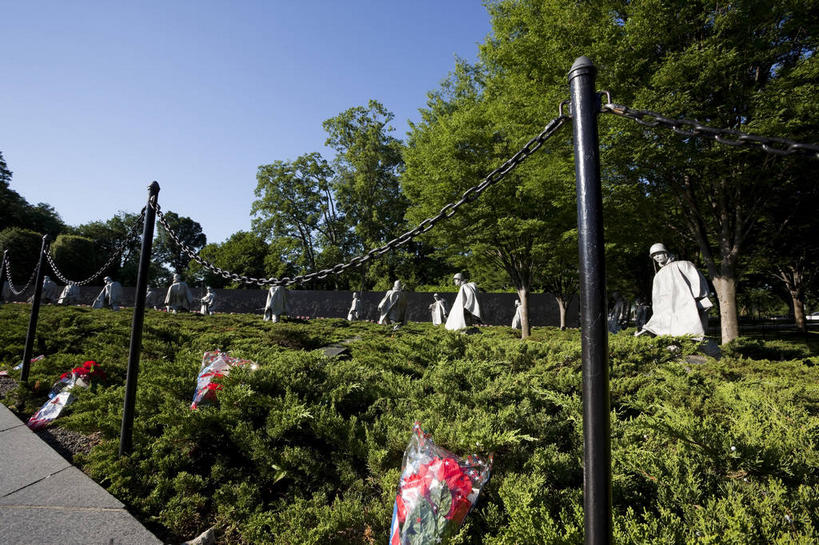 西方人,无人,公园,站,横图,室外,白天,仰视,制服,旅游,度假,草地,草坪,美景,植物,城市风光,标志建筑,城市,地标,建筑,雕塑,欧洲,美国,欧洲人,阴影,艺术,装饰,光线,雕刻,雕像,影子,景观,首都,许多人,娱乐,建设,草,树,树木,衣服,蓝色,绿色,蓝天,天空,阳光,自然,工艺品,天,站着,一群人,享受,休闲,景色,放松,生长,晴朗,成长,纪念,军人,美术,北美,军装,北美洲,主题,美洲,军服,陈列,华盛顿特区,万里无云,华盛顿哥伦比亚特区,华府,功能,美学,北亚美利加洲,亚美利加洲,朝鲜战争纪念碑,朝鲜战争老兵纪念碑,男人,男性,中年男性,白种人,晴空,晴空万里,站立,彩图,低角度拍摄,全身,美利坚合众国,白色人种,高加索人种,欧罗巴人种