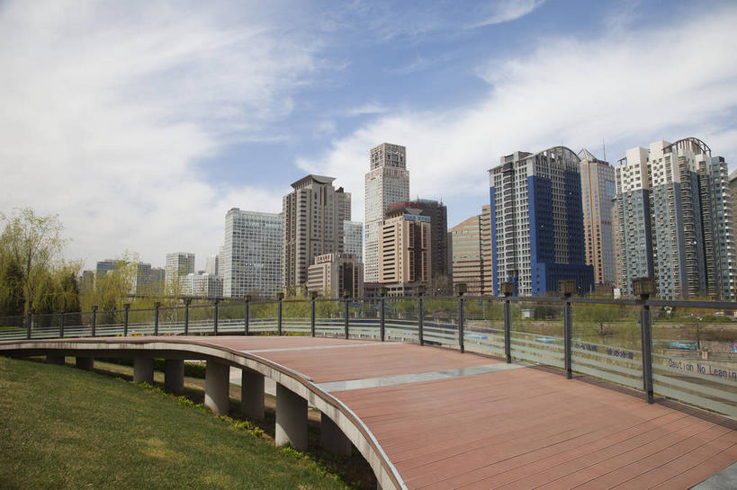 无人,高楼大厦,栏杆,横图,室外,白天,正面,度假,草地,草坪,美景,植物,城市风光,标志建筑,城市,大厦,道路,地标,建筑,路,摩天大楼,北京,中国,亚洲,阴影,光线,影子,景观,云,云朵,建筑群,围栏,小路,交通,首都,云彩,娱乐,建设,护栏,草,树,树木,蓝色,绿色,白云,蓝天,天空,阳光,自然,天,享受,休闲,景色,放松,生长,晴朗,成长,东亚,中华人民共和国,北京市,京,北平,华北地区,朝阳区,晴空,彩图,大楼,高层建筑,高楼,摩天楼,庆丰公园