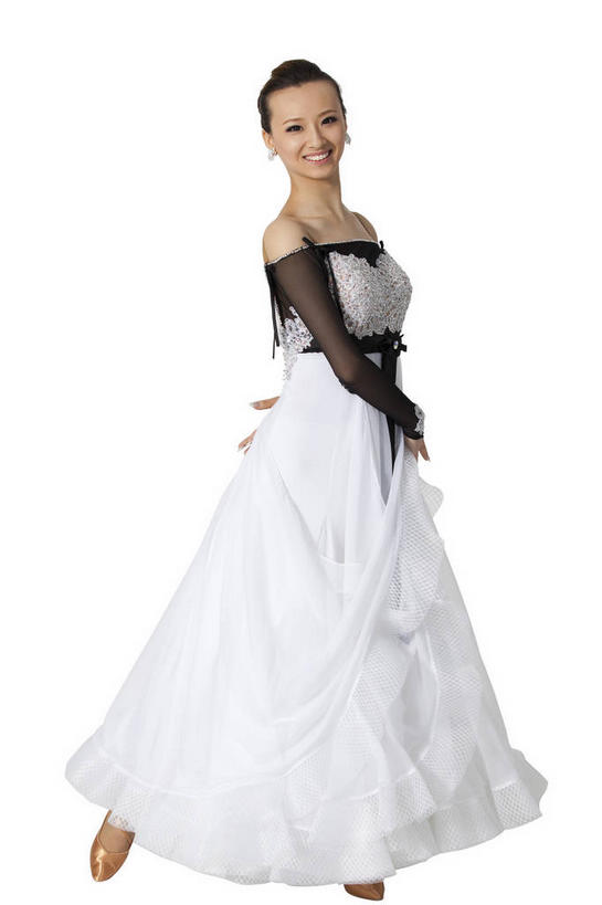 东方人,一个人,跳舞者,站,笑,微笑,露齿笑,竖图,室内,白天,白色背景,侧面,裙子,跳舞,亚洲,仅一个年轻女性,仅一个女性,仅一个人,连衣裙,注视,黄种人,白色,黑色,观察,看,站着,摄影,影棚,观看,察看,关注,摄影棚,舞姿,国标舞,交际舞,交谊舞,社交舞,年轻女性,女人,女性,亚洲人,舞蹈家,舞蹈演员,舞者,站立,彩图,全身,影棚拍摄,拍摄,舞蹈,国际标准交谊舞,舞会舞,舞厅舞