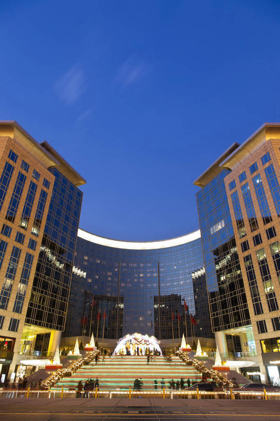 无人,商店,竖图,室外,夜晚,仰视,购物,旅游,度假,消费,窗户,楼梯,落地窗,标志建筑,超市,地标,建筑,商场,夜景,北京,中国,亚洲,一排,许多,阴影,整齐,装饰,并列,并排,光线,影子,阶梯,灯光,首都,很多,娱乐,建设,玻璃窗,台阶,排列,倒影,天空,王府井,天,享受,休闲,旅游胜地,放松,金融,百货,华丽,修饰,点缀,倒映,队列,平行,选购,玻璃幕墙,贸易,百货公司,东亚,中华人民共和国,东城区,北京市,京,北平,华北地区,衬托,美观,雅致,雅观,血拼,反照,王府井大街,彩图,低角度拍摄,购物商场,购物中心,商业中心,东长安街,东单北大街,东方广场,东城