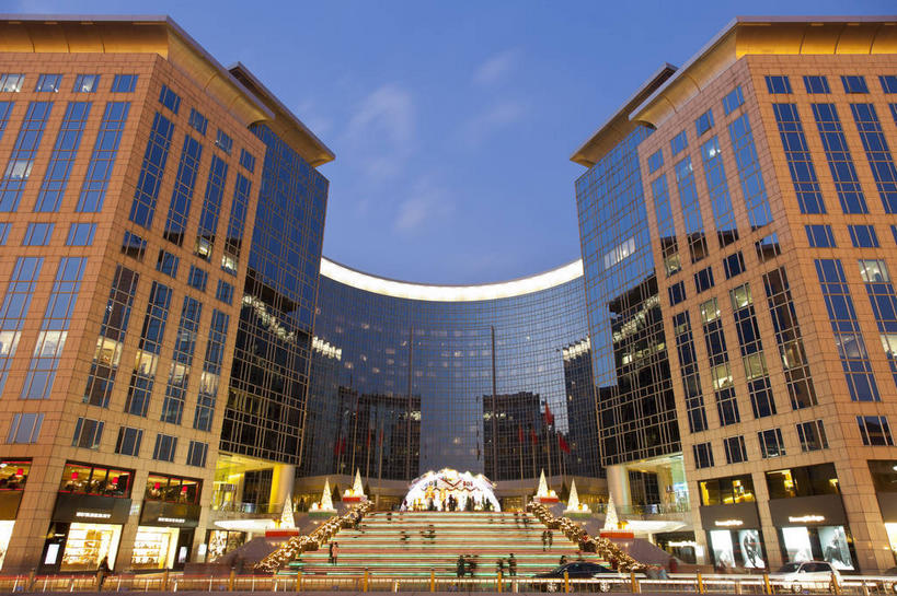 无人,宾馆,高楼大厦,商店,栏杆,横图,室外,夜晚,仰视,购物,度假,消费,美景,楼梯,城市风光,标志建筑,超市,城市,大厦,地标,建筑,酒店,路灯,摩天大楼,商场,夜景,照明,北京,中国,亚洲,阴影,光线,扶手,影子,阶梯,景观,灯光,首都,娱乐,建设,护栏,台阶,灯,王府井,享受,休闲,景色,放松,金融,百货,酒家,旅社,照亮,照明设备,选购,贸易,百货公司,东亚,中华人民共和国,东城区,北京市,京,北平,华北地区,血拼,王府井大街,彩图,低角度拍摄,大楼,高层建筑,高楼,购物商场,购物中心,客店,客栈,旅店,旅馆,摩天楼,商业中心,东长安街,东单北大街,东方广场,商旅