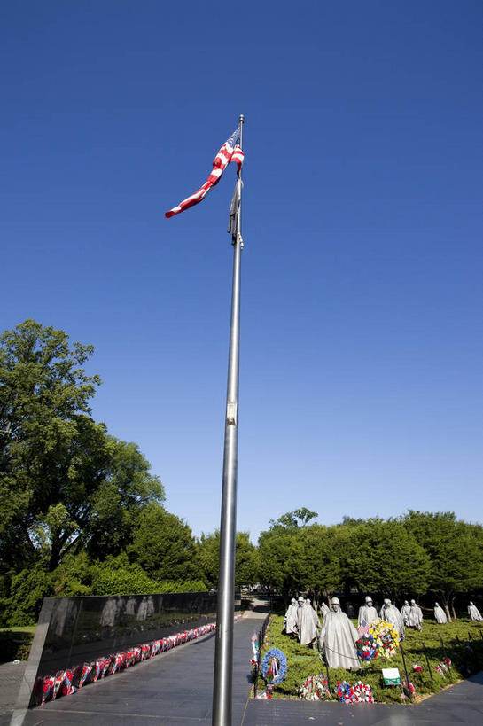 无人,竖图,室外,白天,仰视,旅游,度假,草地,草坪,美景,树林,植物,城市风光,标志建筑,城市,地标,建筑,旗帜,国旗,美国,一面,阴影,飘扬,光线,影子,景观,首都,娱乐,建设,星条旗,草,树,树木,蓝色,绿色,蓝天,天空,阳光,自然,天,享受,休闲,景色,放松,美国国旗,生长,晴朗,成长,飘逸,北美,北美洲,飞扬,美洲,华盛顿特区,万里无云,华盛顿哥伦比亚特区,华府,北亚美利加洲,亚美利加洲,朝鲜战争纪念碑,朝鲜战争老兵纪念碑,旗,晴空,晴空万里,彩图,低角度拍摄,美利坚合众国国旗,美利坚合众国