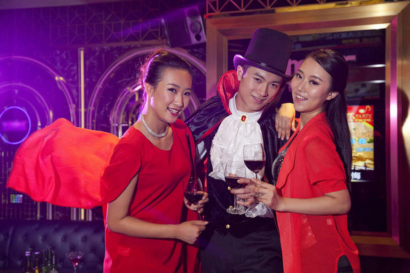 红酒,葡萄酒,东方人,三个人,伙伴,朋友,站,笑,微笑,露齿笑,横图,室内,夜晚,正面,衬衫,裙子,友谊,杯子,帽子,亚洲,一排,握,阴影,连衣裙,整齐,装饰,光线,高脚杯,影子,墙,灯光,红酒杯,酒类,花边,拿,拿着,注视,礼帽,黄种人,外套,墙壁,墙面,玻璃制品,酒,饮料,排列,三个,红色,紫色,白色,黑色,酒杯,观察,看,靠,靠着,站着,披风,红葡萄酒,搭,握着,观看,ktv包厢,包厢,华丽,修饰,点缀,察看,葡萄酒杯,搭着,队列,关注,歌厅,斗篷,包房,衬托,美观,雅致,雅观,抽纱,ktv包房,友情,男人,男性,年轻男性,年轻女性,女人,女性,亚洲人,玻璃杯,外衣,站立,半身,彩图,衬衣,卡拉ok,莲蓬衣