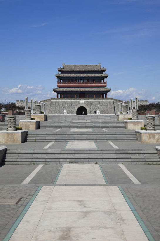 无人,竖图,室外,白天,正面,旅游,度假,名胜古迹,植物,楼梯,门,标志建筑,地标,建筑,北京,中国,亚洲,阴影,遗迹,光线,影子,阶梯,墙,云,云朵,拱门,首都,云彩,古迹,文物,娱乐,建设,城墙,古建筑,墙壁,墙面,台阶,树,树木,蓝色,绿色,白云,蓝天,天空,阳光,自然,门框,天,享受,休闲,旅游胜地,放松,城楼,生长,晴朗,成长,坚硬,防御,古文明,东亚,中华人民共和国,北京市,京,北平,华北地区,门楼,坚固,晴空,彩图,崇文,崇文区,永定门