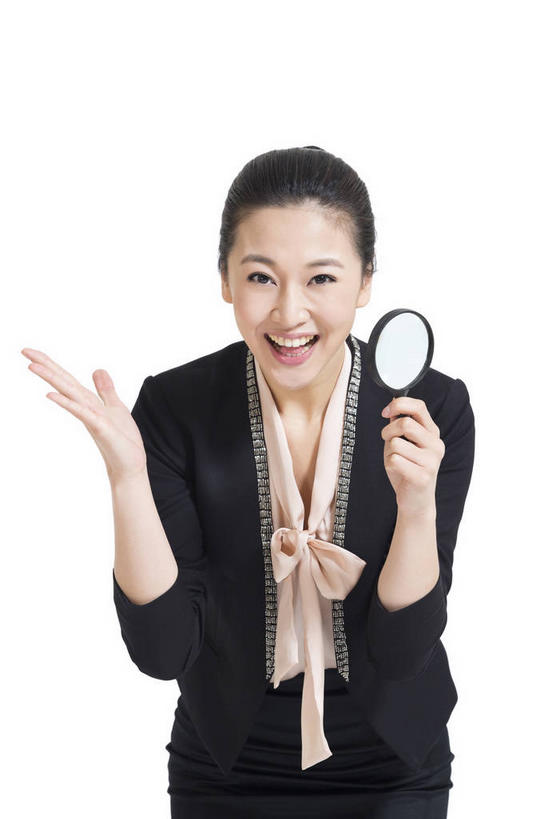 东方人,一个人,商务人士,商务女性,站,笑,微笑,露齿笑,竖图,室内,白天,白色背景,正面,仪器,亚洲,仅一个年轻女性,仅一个女性,仅一个人,握,套装,检查,反射,分析,科学,放大镜,拿,拿着,注视,黄种人,一个,观察,看,站着,清晰,探索,握着,摄影,影棚,放大,单个,观看,仔细,透镜,察看,凸透镜,聚焦,关注,摄影棚,商务装,工薪阶层,光学,清楚,年轻女性,女人,女性,亚洲人,白领,上班族,站立,半身,彩图,影棚拍摄,拍摄