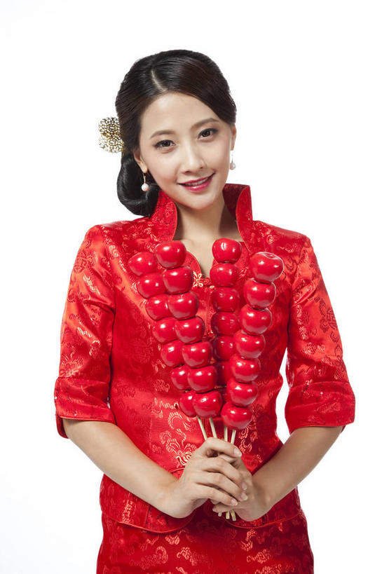 点心,东方人,一个人,站,笑,微笑,竖图,室内,白天,白色背景,正面,民族服装,亚洲,仅一个年轻女性,仅一个女性,仅一个人,握,旗袍,节日,庆祝,甜点,四根,拿,拿着,注视,黄种人,文化,小吃,装饰品,红色,耳环,饰品,首饰,山楂,观察,看,站着,庆典,中式,握着,摄影,影棚,观看,纪念,糖葫芦,察看,关注,中国文化,摄影棚,冰糖葫芦,糖球,耳饰,年轻女性,女人,女性,亚洲人,站立,半身,彩图,影棚拍摄,传统服装,民俗服,拍摄,传统文化