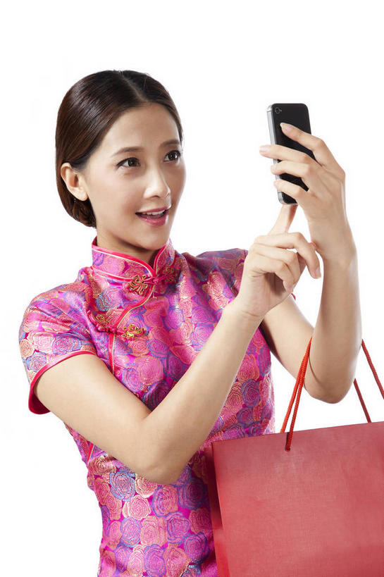 东方人,一个人,站,笑,摸,打电话,微笑,露齿笑,竖图,室内,白天,白色背景,正面,民族服装,购物,消费,袋子,电话,手机,亚洲,仅一个年轻女性,仅一个女性,仅一个人,抚摸,握,旗袍,包装袋,手提袋,购物袋,拿,拿着,注视,黄种人,文化,通讯设备,红色,观察,看,站着,握着,金融,摄影,影棚,观看,察看,购买,关注,中国文化,摄影棚,贸易,一部,交流,年轻女性,女人,女性,亚洲人,触摸,沟通,接触,通话,站立,半身,彩图,影棚拍摄,传统服装,民俗服,拍摄,传统文化