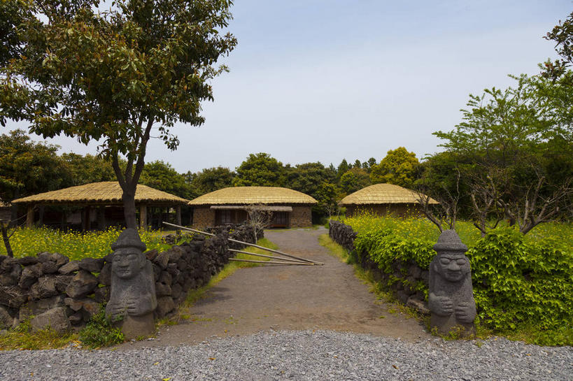 无人,家,横图,室外,白天,正面,旅游,度假,草地,草坪,美景,树林,植物,道路,路,雕塑,济州岛,韩国,亚洲,阴影,艺术,装饰,光线,雕刻,雕像,影子,房屋,屋子,景观,小路,交通,娱乐,楼房,石雕,住宅,草,树,树木,蓝色,绿色,蓝天,天空,阳光,自然,工艺品,天,享受,休闲,景色,放松,生长,晴朗,成长,纪念,美术,自然风光,主题,陈列,东亚,万里无云,功能,美学,大韩民国,济州,济州道,济州特别自治道,特别自治道,西归浦,西归浦市,晴空,晴空万里,彩图,房子,南朝鲜,南韩,城邑民俗村