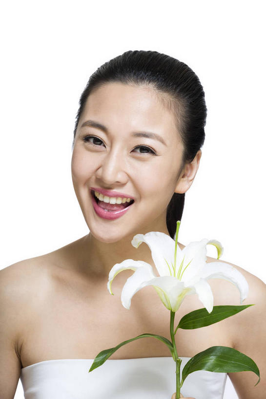 东方人,脸,头,脸颊,一个人,笑,微笑,露齿笑,竖图,室内,特写,白天,白色背景,正面,化妆,美容,百合花,叶子,亚洲,仅一个年轻女性,仅一个女性,仅一个人,护肤,服装,盛开,绿叶,花蕾,注视,黄种人,花,花瓣,花朵,鲜花,一朵,衣服,白色,抹胸,花苞,花蕊,观察,看,保养,享受,休闲,嫩叶,放松,保健,摄影,服饰,影棚,观看,察看,衣着,穿着,关注,摄影棚,养颜,强瞿,衣饰,百合蒜,倒仙,番韭,山丹,年轻女性,女人,女性,亚洲人,头部,脸部,脸蛋,面部,叶,叶片,半身,彩图,影棚拍摄,拍摄,白百合,白花百合,圣母百合