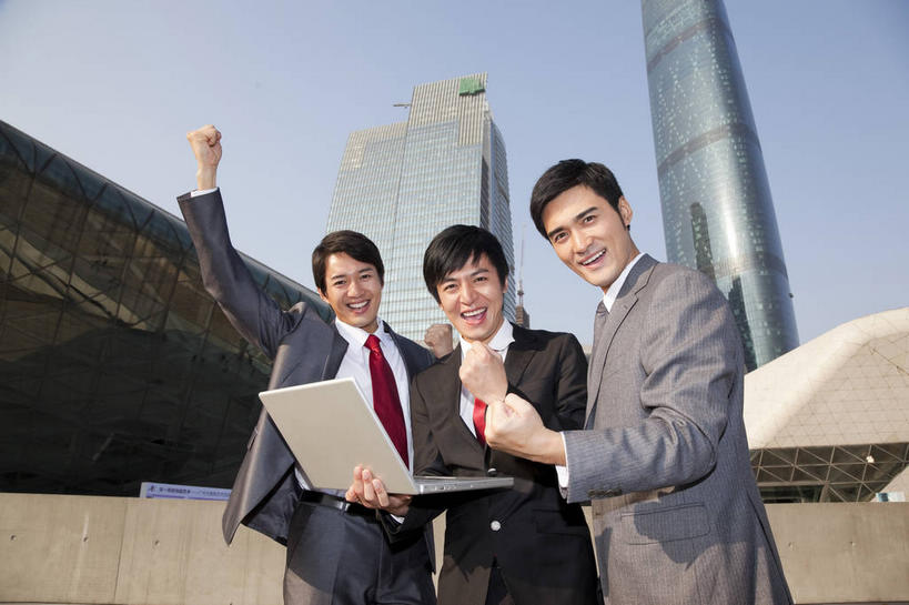 东方人,三个人,同事,商务人士,商务男性,高楼大厦,站,举,笑,微笑,露齿笑,横图,室外,白天,仰视,衬衫,度假,快乐,兴奋,骄傲,成功,胜利,合作,团队,集体,信心,电脑,笔记本电脑,美景,城市风光,标志建筑,城市,大厦,地标,建筑,摩天大楼,广州,中国,亚洲,一排,握,阴影,套装,整齐,光线,网络,影子,景观,领带,拿,拿着,注视,黄种人,娱乐,通讯设备,建设,队伍,排列,红色,蓝色,蓝天,天空,阳光,天,观察,看,托,握拳,站着,享受,休闲,景色,放松,自信,握着,晴朗,观看,一台,察看,无线,领导,象征,庄重,成就,队列,关注,通信设备,商务装,身份,无线网络,合伙,领袖,无线上网,便携式电脑,工薪阶层,东亚,广东,广东省,万里无云,中华人民共和国,华南地区,省会,广州市,粤,正式,地位,天河,手提电脑,男人,男性,年轻男性,亚洲人,白领,上班族,晴空,晴空万里,举起,举手,举着,向上举,向上伸,向上托,站立,半身,彩图,低角度拍摄,衬衣,欢乐,开心,大楼,高层建筑,高楼,摩天楼,天河区,广州西塔,广州国际金融中心,珠江新城,珠江新城中央商务区