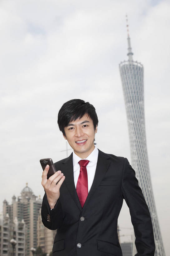 东方人,一个人,商务人士,商务男性,家,高楼大厦,站,笑,打电话,微笑,露齿笑,竖图,室外,白天,正面,衬衫,度假,美景,城市风光,标志建筑,城市,大厦,地标,建筑,摩天大楼,电话,手机,广州,中国,亚洲,仅一个男性,仅一个人,握,套装,房屋,屋子,景观,云,云朵,公寓,领带,拿,云彩,拿着,注视,黄种人,娱乐,通讯设备,建设,洋房,楼房,住宅,仅一个年轻男性,蓝色,白云,蓝天,天空,天,观察,看,站着,享受,休闲,景色,放松,握着,晴朗,观看,察看,象征,庄重,关注,商务装,身份,工薪阶层,东亚,广东,广东省,一部,中华人民共和国,华南地区,省会,广州市,粤,正式,地位,广州电视塔,广州塔,广州新电视塔,交流,男人,男性,年轻男性,亚洲人,白领,上班族,晴空,沟通,通话,站立,半身,彩图,衬衣,房子,大楼,高层建筑,高楼,摩天楼,海珠,海珠区,广州海心塔,海心塔,小蛮腰