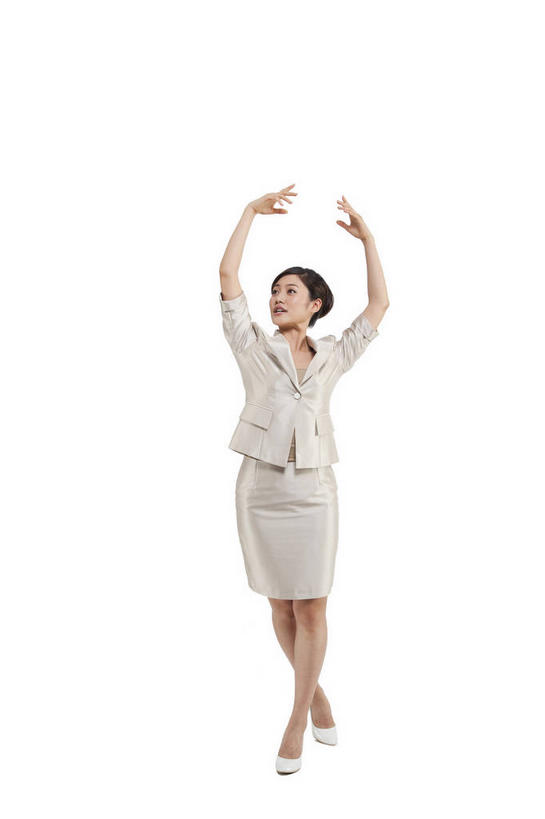 东方人,一个人,商务人士,商务女性,站,举,竖图,室内,白天,白色背景,正面,高跟鞋,时尚,跳舞,鞋子,亚洲,仅一个年轻女性,仅一个女性,仅一个人,套装,扭头,注视,黄种人,观察,看,托,站着,转头,摄影,影棚,观看,察看,关注,时髦,摄影棚,商务装,舞姿,国标舞,交际舞,工薪阶层,交谊舞,时兴,社交舞,年轻女性,女人,女性,亚洲人,白领,上班族,举起,举手,举着,向上举,向上伸,向上托,站立,彩图,全身,影棚拍摄,拍摄,舞蹈,国际标准交谊舞,舞会舞,舞厅舞