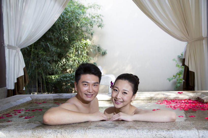 东方人,中年人,两个人,家庭,夫妻,坐,笑,微笑,露齿笑,横图,室内,白天,正面,爱情,按摩,美容,温泉,植物,雾,窗帘,亚洲,吊挂,护肤,悬挂,沸腾,漂浮,装饰,盛开,蒸汽,墙,水蒸气,雾气,浪漫,挂,花蕾,注视,黄种人,裸露,墙壁,墙面,花,花瓣,花朵,鲜花,树,树木,绿色,自然,帘子,花苞,花蕊,观察,看,保养,享受,休闲,温暖,温馨,一家人,遮阳,恩爱,放松,搭,SPA水疗,保健,温泉浴场,恋人,泉水,生长,温和,成长,观看,华丽,修饰,漂流,气体,点缀,和睦,察看,搭着,关注,裸,养颜,蒸发,衬托,美观,雅致,雅观,流浪,流落,流散,漂泊,飘泊,飘流,地热,男人,男性,年轻女性,女人,女性,中年男性,亚洲人,年轻人,夫妇,情侣,矿泉疗养地,坐着,半身,彩图,水疗,伴侣,融洽