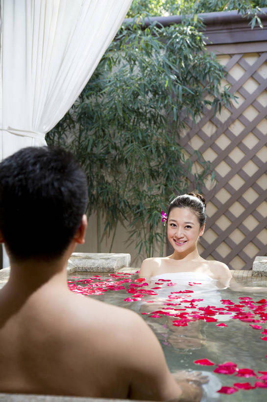 东方人,中年人,背部,两个人,家庭,夫妻,坐,笑,微笑,竖图,室内,白天,正面,爱情,按摩,美容,温泉,植物,雾,窗帘,亚洲,吊挂,护肤,悬挂,沸腾,服装,漂浮,装饰,盛开,蒸汽,墙,水蒸气,雾气,浪漫,挂,花蕾,注视,黄种人,墙壁,墙面,花,花瓣,花朵,鲜花,树,树木,衣服,绿色,自然,帘子,抹胸,花苞,花蕊,观察,看,保养,享受,休闲,温暖,温馨,一家人,遮阳,恩爱,放松,SPA水疗,保健,温泉浴场,恋人,服饰,泉水,生长,温和,成长,观看,华丽,修饰,漂流,气体,点缀,和睦,察看,衣着,穿着,关注,养颜,蒸发,衬托,美观,雅致,雅观,流浪,衣饰,流落,流散,漂泊,飘泊,飘流,地热,男人,男性,年轻女性,女人,女性,中年男性,亚洲人,年轻人,夫妇,情侣,矿泉疗养地,坐着,半身,彩图,水疗,伴侣,融洽