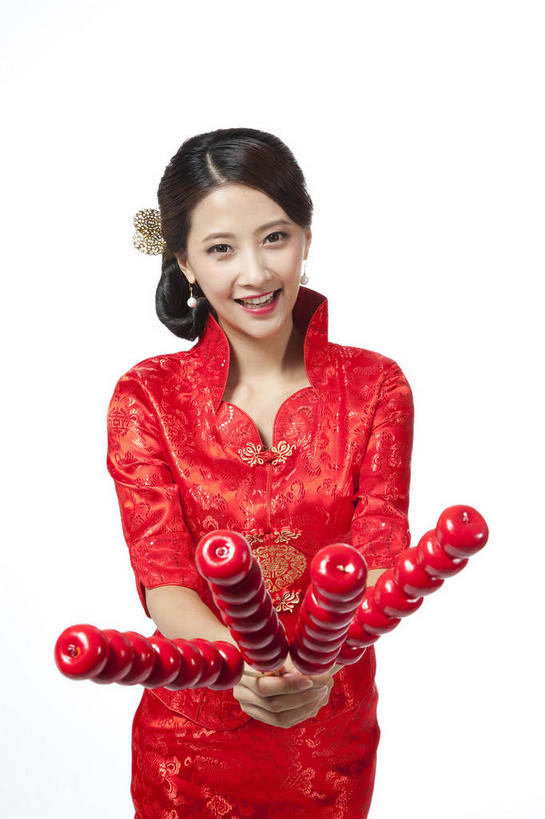 点心,东方人,一个人,站,笑,微笑,露齿笑,竖图,室内,白天,白色背景,正面,民族服装,亚洲,仅一个年轻女性,仅一个女性,仅一个人,握,旗袍,头饰,甜点,四根,拿,拿着,注视,黄种人,文化,小吃,装饰品,红色,耳环,发夹,发饰,夹子,饰品,首饰,山楂,观察,看,站着,中式,握着,摄影,影棚,观看,糖葫芦,察看,关注,中国文化,摄影棚,冰糖葫芦,糖球,耳饰,年轻女性,女人,女性,亚洲人,站立,半身,彩图,影棚拍摄,传统服装,民俗服,拍摄,传统文化
