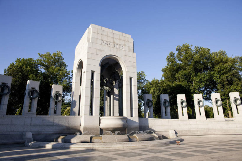 无人,横图,室外,白天,正面,旅游,度假,树林,植物,标志建筑,地标,建筑,美国,一排,许多,阴影,整齐,光线,影子,柱子,墙,纪念碑,首都,很多,娱乐,建设,墙壁,墙面,树,树木,排列,蓝色,绿色,蓝天,天空,阳光,自然,天,享受,休闲,旅游胜地,放松,生长,晴朗,成长,北美,北美洲,队列,美洲,华盛顿特区,万里无云,华盛顿哥伦比亚特区,华府,北亚美利加洲,亚美利加洲,二战纪念碑,晴空,晴空万里,彩图,美国国家二战纪念碑,美利坚合众国