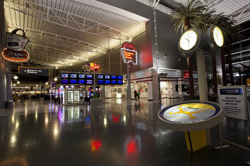 无人,机场,横图,室内,白天,正面,度假,游戏,赌博,贪欲,竞争,显示器,美景,植物,城市风光,城市,飞机场,棕榈树,叶子,美国,阴影,时间,光线,屏幕,时钟,影子,景观,灯光,绿叶,地面,玩,计时,娱乐,显示屏,刺激,树,树木,绿色,自然,挂钟,钟表,享受,休闲,嫩叶,表,景色,放松,赌场,生长,成长,活动,北美,北美洲,发泄,消遣,智力,赌博机,赌具,老虎机,美洲,博彩,输出设备,棕榈叶,内华达州,拉斯维加斯,投机,侥幸,欲望,北亚美利加洲,亚美利加洲,宣泄,内华达,北美艾灌木丛州,产银之州,银山州,银之州,赌城,柏青嫂,拉斯韦加斯,克拉克县,航空站,空港,叶,叶片,钟,棕树,棕榈,玩耍,嬉戏,彩图,县治,美利坚合众国,胜负,输赢,娱乐场,角子机