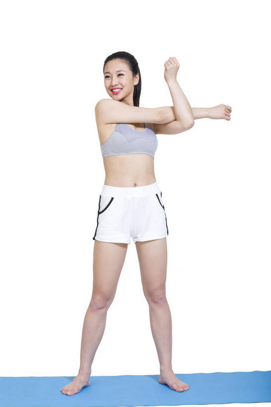东方人,一个人,站,笑,微笑,露齿笑,竖图,室内,白天,白色背景,正面,锻炼,瑜伽,运动,亚洲,仅一个年轻女性,仅一个女性,仅一个人,内衣,背心,毯子,扭头,注视,黄种人,光脚,蓝色,瑜伽垫,垫子,观察,看,站着,转头,赤脚,胸罩,文胸,养生,摄影,影棚,观看,运动文胸,察看,关注,摄影棚,瑜伽毯,乳罩,胸衣,运动胸罩,体育,年轻女性,女人,女性,亚洲人,站立,彩图,全身,影棚拍摄,健身,拍摄,运动型胸罩,健身垫