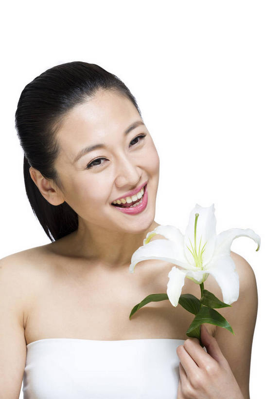 东方人,一个人,笑,微笑,露齿笑,竖图,室内,白天,白色背景,正面,化妆,美容,百合花,叶子,亚洲,仅一个年轻女性,仅一个女性,仅一个人,护肤,握,服装,盛开,绿叶,拿,花蕾,拿着,注视,黄种人,花,花瓣,花朵,鲜花,一朵,衣服,白色,抹胸,花苞,花蕊,观察,看,保养,享受,休闲,嫩叶,放松,握着,保健,摄影,服饰,影棚,观看,察看,衣着,穿着,关注,摄影棚,养颜,强瞿,衣饰,百合蒜,倒仙,番韭,山丹,年轻女性,女人,女性,亚洲人,叶,叶片,半身,彩图,影棚拍摄,拍摄,白百合,白花百合,圣母百合