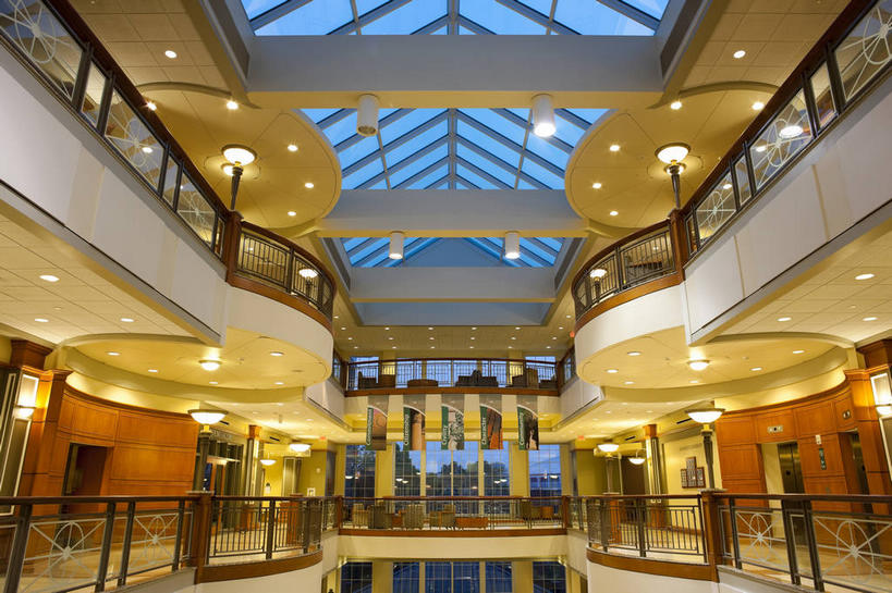 无人,学校,教学楼,横图,室内,白天,仰视,旅游,度假,美景,窗户,城市风光,标志建筑,城市,地标,建筑,照明,美国,阴影,光线,影子,墙,天窗,景观,灯光,娱乐,建设,校园,顶灯,玻璃窗,墙壁,墙面,灯,黄色,灯具,享受,休闲,教室,景色,放松,照亮,北美,北美洲,照明设备,美洲,哥伦布市,俄亥俄州,首府,北亚美利加洲,亚美利加洲,俄亥俄,七叶树州,七叶果之州,哥伦布,彩图,低角度拍摄,教学大楼,美利坚合众国,俄亥俄州立大学