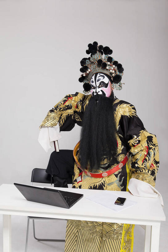 东方人,一个人,演员,电影明星,站,打电话,竖图,室内,白天,正面,民族服装,化妆,电脑,笔记本电脑,桌子,电话,帽子,手机,亚洲,仅一个男性,仅一个人,仅一个中年男性,灰色背景,服装,网络,注视,黄种人,文化,通讯设备,衣服,彩妆,观察,看,站着,摄影,服饰,影棚,观看,察看,无线,衣着,穿着,关注,中国文化,摄影棚,戏剧,通信设备,无线网络,表演服,演出服,无线上网,便携式电脑,京剧,戏曲,国粹,皮黄,衣饰,道具服,交流,手提电脑,男人,男性,中年男性,亚洲人,影视明星,沟通,通话,站立,半身,彩图,影棚拍摄,传统服装,民俗服,拍摄,京剧服饰,国剧,京戏,平剧,中国戏曲,传统文化,舞台妆