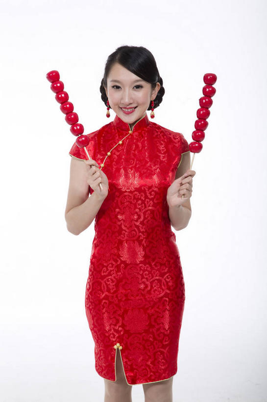 点心,东方人,一个人,站,笑,微笑,露齿笑,竖图,室内,白天,白色背景,正面,民族服装,亚洲,仅一个年轻女性,仅一个女性,仅一个人,两根,握,旗袍,甜点,拿,拿着,注视,黄种人,文化,小吃,装饰品,红色,耳环,饰品,首饰,山楂,观察,看,站着,中式,握着,摄影,影棚,观看,糖葫芦,察看,关注,中国文化,摄影棚,冰糖葫芦,糖球,耳饰,年轻女性,女人,女性,亚洲人,站立,半身,彩图,影棚拍摄,传统服装,民俗服,拍摄,传统文化