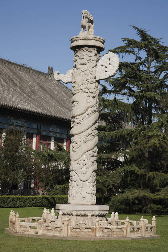 无人,学校,教学楼,竖图,室外,白天,正面,旅游,度假,草地,草坪,美景,植物,城市风光,标志建筑,城市,地标,建筑,雕塑,北京,中国,亚洲,阴影,艺术,装饰,光线,雕刻,雕像,影子,柱子,景观,首都,娱乐,建设,华表,校园,石雕,石柱,草,树,树木,蓝色,绿色,蓝天,天空,阳光,自然,工艺品,天,享受,休闲,教室,景色,放松,生长,晴朗,成长,纪念,华丽,修饰,美术,点缀,主题,陈列,东亚,海淀区,万里无云,中华人民共和国,北京市,京,北平,华北地区,功能,美学,衬托,美观,雅致,雅观,晴空,晴空万里,彩图,教学大楼,北大,北京大学,京师大学堂,颐和园路,桓表