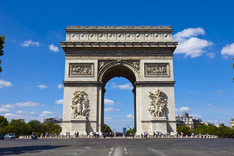 无人,横图,室外,白天,仰视,旅游,度假,名胜古迹,植物,门,标志建筑,道路,地标,建筑,路,公路,汽车,雕塑,法国,凯旋门,巴黎,欧洲,阴影,遗迹,艺术,装饰,光线,雕刻,雕像,影子,云,云朵,拱门,交通,首都,云彩,古迹,文物,娱乐,建设,古建筑,石雕,车,树,树木,蓝色,绿色,白云,蓝天,天空,阳光,自然,工艺品,门框,交通工具,轿车,天,驾驶,行驶,享受,休闲,旅游胜地,放松,生长,晴朗,成长,纪念,操纵,美术,控制,西欧,法兰西,载具,主题,巴黎凯旋门,驾车,陈列,古文明,操控,法兰西共和国,功能,美学,法兰西第五共和国,把持,法兰西岛,法兰西岛大区,晴空,马路,彩图,低角度拍摄,巴黎省,巴黎市,巴黎大凯旋门,雄师凯旋门