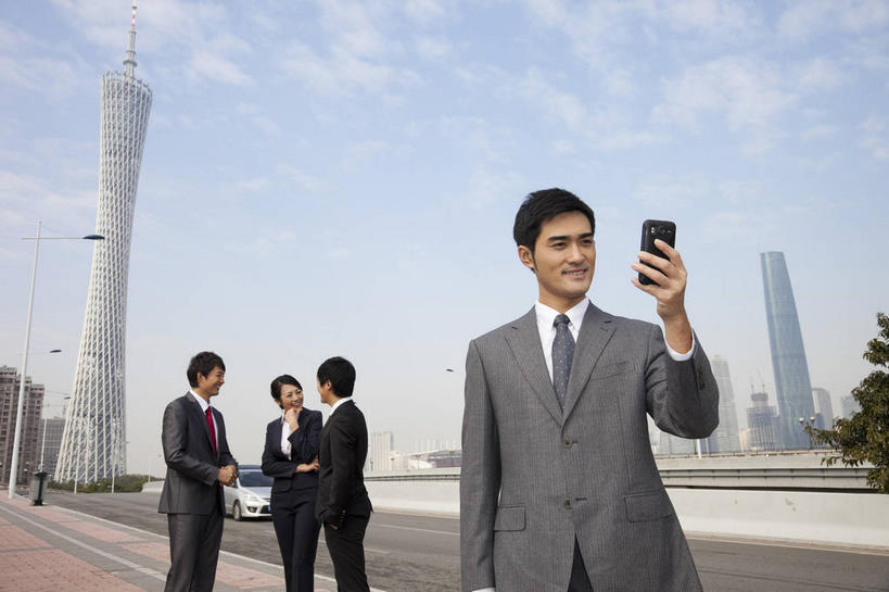 东方人,四个人,同事,商务人士,商务男性,商务女性,高楼大厦,站,打电话,横图,室外,白天,仰视,衬衫,度假,成功,合作,团队,集体,信心,美景,植物,城市风光,标志建筑,城市,大厦,道路,地标,建筑,路,摩天大楼,公路,汽车,电话,手机,广州,中国,亚洲,握,阴影,套装,光线,影子,景观,云,云朵,领带,交通,拿,云彩,拿着,注视,黄种人,娱乐,通讯设备,建设,队伍,车,树,树木,蓝色,绿色,白云,蓝天,天空,阳光,自然,交通工具,轿车,天,观察,驾驶,看,行驶,站着,享受,休闲,景色,放松,握着,生长,晴朗,成长,观看,操纵,控制,察看,领导,象征,庄重,成就,关注,载具,商务装,身份,驾车,合伙,领袖,工薪阶层,东亚,操控,广东,广东省,一部,中华人民共和国,华南地区,省会,广州市,粤,正式,地位,把持,天河,广州电视塔,广州塔,广州新电视塔,交流,男人,男性,年轻男性,年轻女性,女人,女性,亚洲人,白领,上班族,晴空,马路,沟通,通话,站立,半身,彩图,低角度拍摄,衬衣,大楼,高层建筑,高楼,摩天楼,天河区,广州西塔,广州国际金融中心,海珠,海珠区,珠江新城,珠江新城中央商务区,广州海心塔,海心塔,小蛮腰