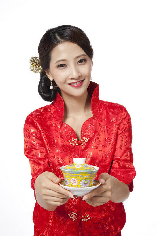 东方人,一个人,站,笑,微笑,竖图,室内,白天,白色背景,正面,民族服装,杯子,亚洲,仅一个年轻女性,仅一个女性,仅一个人,握,旗袍,陶瓷,陶瓷制品,拿,拿着,注视,黄种人,文化,装饰品,一个,红色,耳环,饰品,首饰,水杯,观察,看,站着,握着,摄影,影棚,单个,观看,察看,关注,中国文化,摄影棚,耳饰,年轻女性,女人,女性,亚洲人,茶杯,站立,半身,彩图,影棚拍摄,传统服装,民俗服,拍摄,传统文化