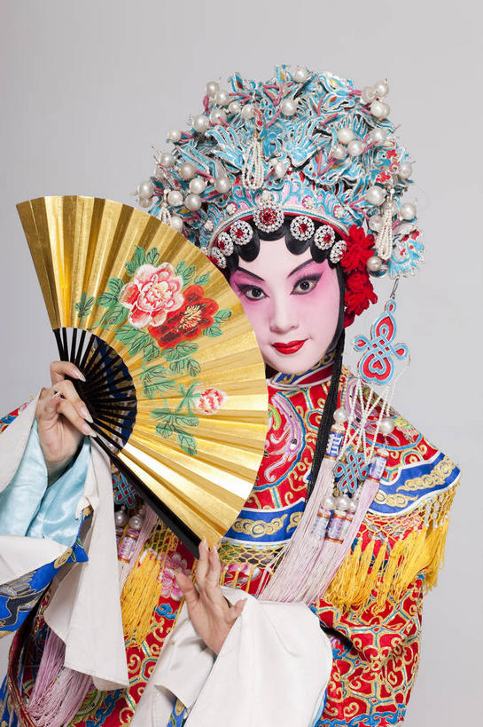 东方人,一个人,演员,站,竖图,室内,白天,正面,民族服装,化妆,帽子,亚洲,仅一个年轻女性,仅一个女性,仅一个人,一把,握,灰色背景,服装,扇子,头饰,折扇,纸扇,清凉,拿,拿着,注视,黄种人,凉爽,文化,衣服,彩妆,发夹,发饰,夹子,观察,看,站着,握着,摄影,服饰,影棚,观看,察看,衣着,穿着,关注,中国文化,摄影棚,表演服,演出服,京剧,戏曲,撒扇,衣饰,道具服,青衣,年轻女性,女人,女性,亚洲人,站立,半身,彩图,影棚拍摄,传统服装,民俗服,拍摄,京剧服饰,中国戏曲,旦角,传统文化,舞台妆,旦,京剧演员,角色,正旦