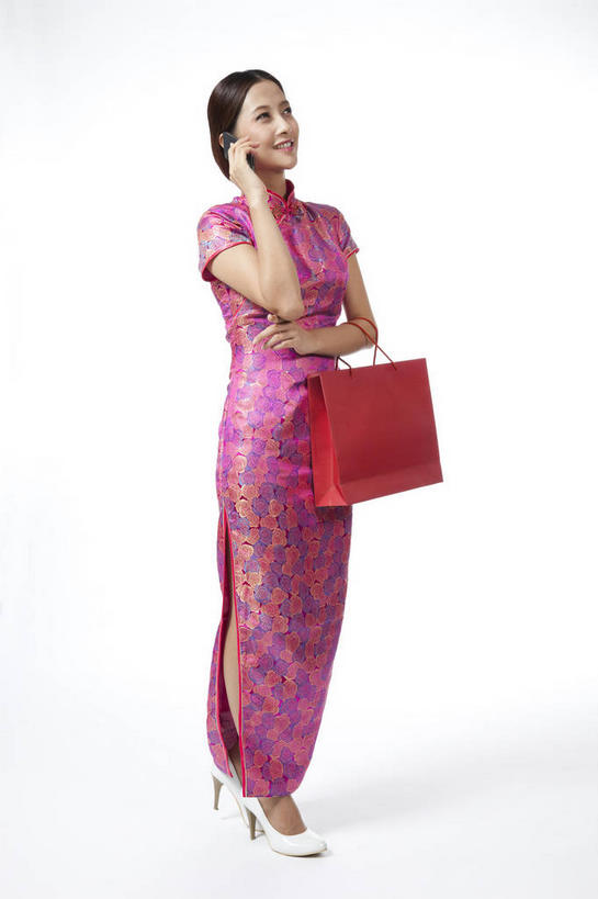 东方人,一个人,站,笑,打电话,微笑,露齿笑,竖图,室内,白天,白色背景,正面,民族服装,购物,消费,袋子,电话,手机,亚洲,仅一个年轻女性,仅一个女性,仅一个人,勾,挽,握,旗袍,包装袋,手提袋,购物袋,拿,拿着,注视,黄种人,文化,通讯设备,一个,观察,看,站着,勾着,握着,金融,摄影,影棚,单个,观看,察看,购买,关注,中国文化,摄影棚,挽着,贸易,一部,交流,年轻女性,女人,女性,亚洲人,沟通,抬头,通话,仰头,站立,彩图,全身,影棚拍摄,传统服装,民俗服,拍摄,传统文化