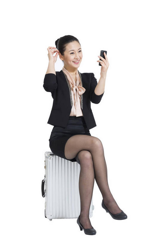 东方人,一个人,商务人士,商务女性,坐,笑,摸,微笑,露齿笑,竖图,室内,白天,白色背景,正面,高跟鞋,衬衫,裙子,时尚,鞋子,亚洲,仅一个年轻女性,仅一个女性,仅一个人,抚摸,握,套装,网络,拉杆箱,旅行箱,二郎腿,拿,拿着,注视,黄种人,一个,行李箱,箱子,观察,看,握着,短裙,摄影,影棚,单个,观看,半身裙,出差,察看,关注,时髦,摄影棚,商务装,采集,工薪阶层,收集,时兴,收罗,搜集,搜罗,网罗,征求,年轻女性,女人,女性,亚洲人,白领,上班族,触摸,接触,坐着,彩图,全身,影棚拍摄,衬衣,旅行,拍摄