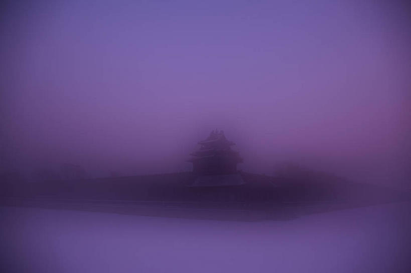 无人,故宫,横图,室外,白天,正面,旅游,度假,湖,湖泊,名胜古迹,日落,水,雾,标志建筑,地标,建筑,北京,中国,亚洲,朦胧,模糊,遗迹,墙,湖面,水流,水面,晚霞,霞光,落日,首都,背光,古迹,文物,娱乐,建设,城墙,古建筑,角楼,墙壁,墙面,黄昏,紫禁城,湖水,享受,休闲,旅游胜地,彩霞,放松,坚硬,迷雾,防御,逆光,古文明,东亚,中华人民共和国,东城区,北京市,京,北平,华北地区,夕照,薄暮,坚固,大雾,夕阳,彩图,故宫博物院,傍晚,北京紫禁城,北京故宫,斜阳,紫禁城角楼,东城